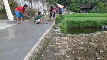 Jalan Dusun Sanansari Dicor Dengan Dana Desa